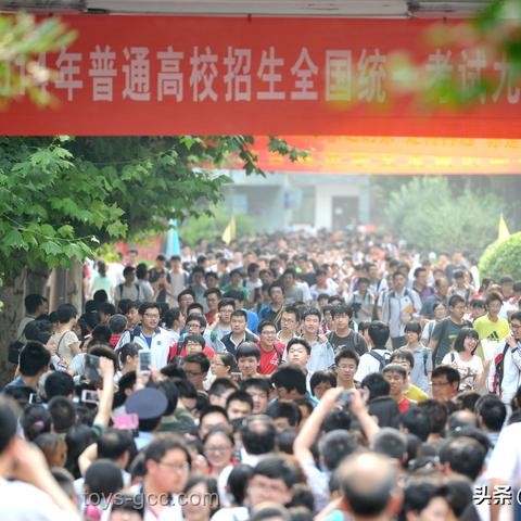 高考前后：家长态度与子女角色变化的对比分析